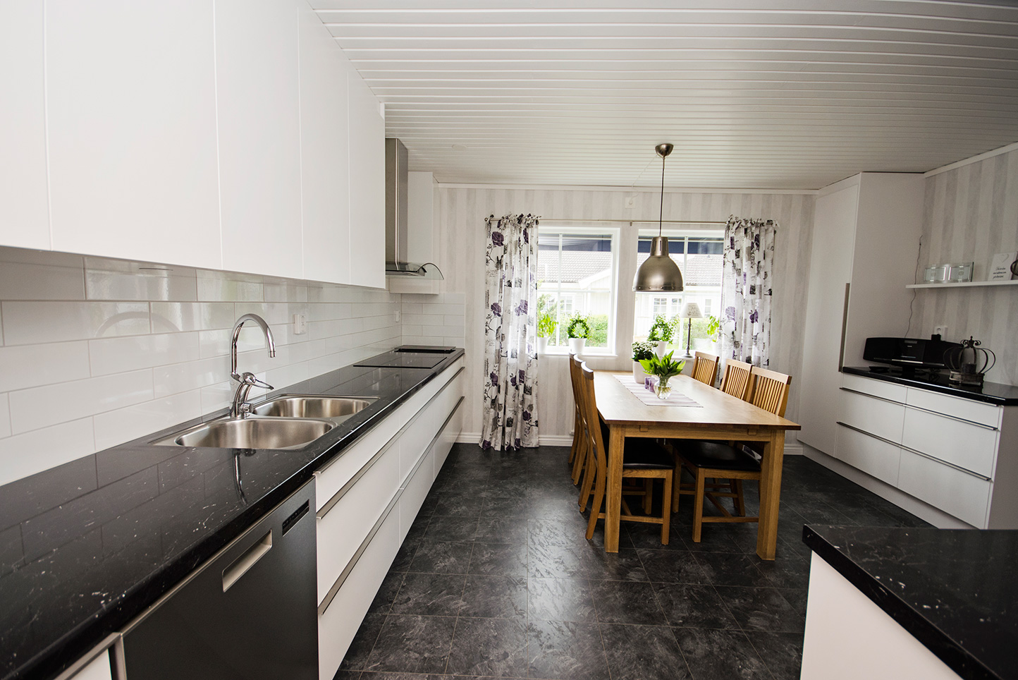 Modernt platsbyggt kök från Lindö Kök, Boxholm