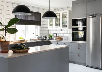 Modernt platsbyggt kök med köksö och bänkskivor i kalksten Jura Grey
